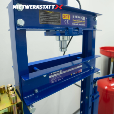 Mieten Sie unsere 20-Tonnen Hydraulikpresse bei Mietwerkstatt!